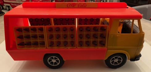 10366-1 € 20,00 coca cola vrachtwagen plastic oranje geel ca 25 cm.jpeg